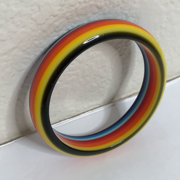 Vintage Lucite Bangle Bracelet Rainbow Pattern - Picture 4 of 5